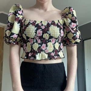 Tröja - Supet fin tröja från bikbok i stolek xs men passar en med stolek S. Säljs nu för 50 kr +frakt då den ej kommit till användning mer än 5 gånger 