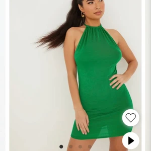 Grön festklänning  - Säljer denna jätte fina klänning från Nelly 😍 endast använd en gång. Storlek M, 100kr plus frakt. 