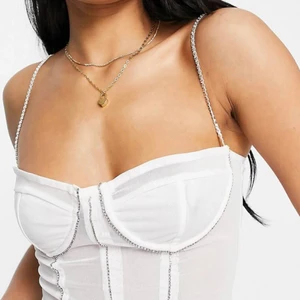 Korsett - En jätte fin korsett köpt från ASOS. Helt ny den har bara testats men tyvärr inte rätt storlek. Prislappen finns kvar på toppen. Nypris på den är 339kr säljer den för ett rimligt pris som kommer upp. 