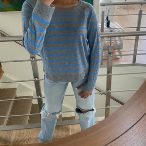 Populär randig tröja från Zara - Storlek S och väldigt lös fin passform, köpt för några månader sedan men endast använd 2 gånger då jag inte tyckte färgerna passade  på just mig. Nypris 169kr, pris 90 men kan diskuteras. Köpare står för frakt