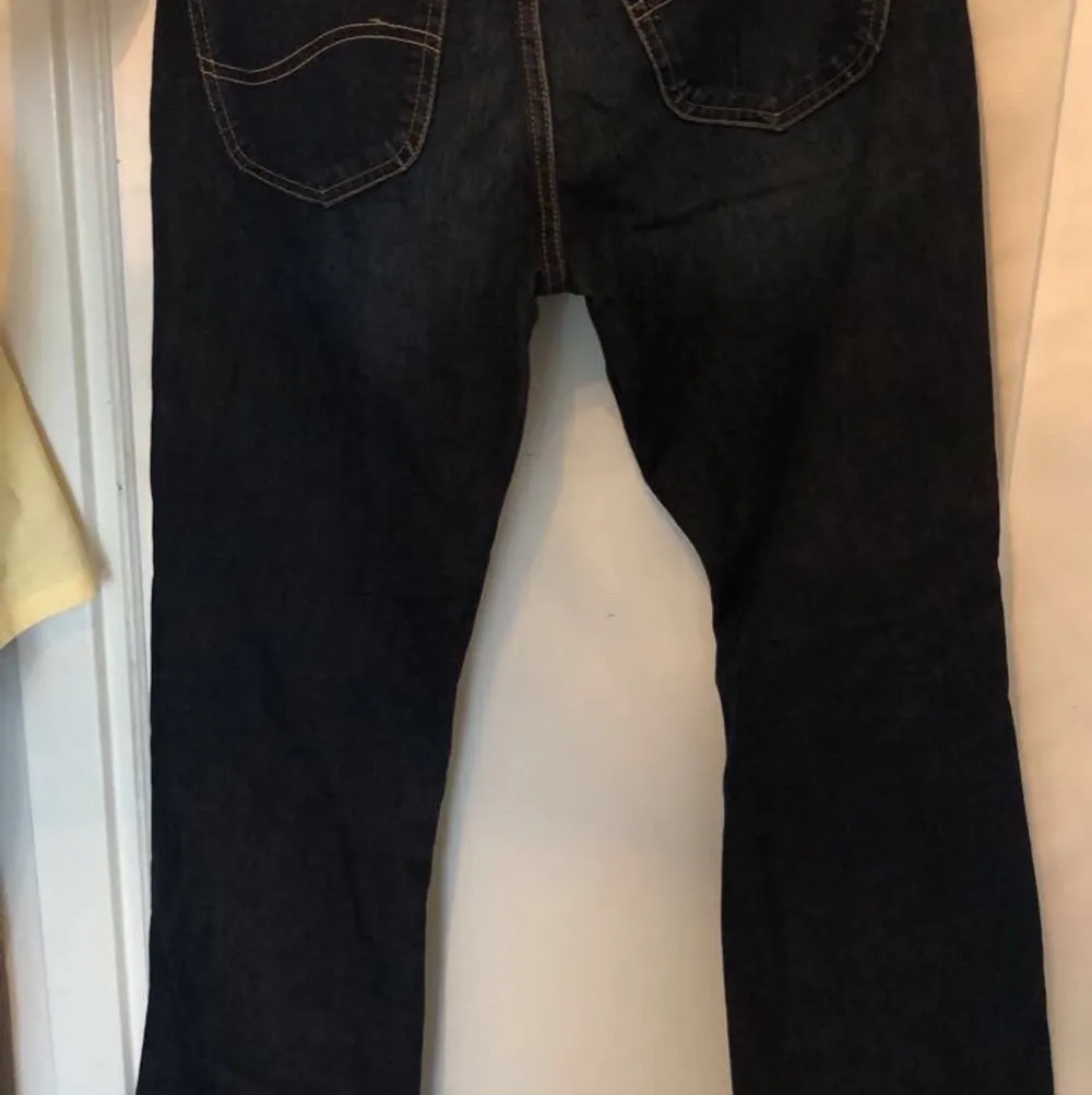 Ett par low waisted jeans ifrån Lee, säljer pågrund av att dom tyvärr har blivit för små. Passar perfekt i längden för någon som är runt 168cm.. Jeans & Byxor.