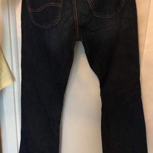 Ett par low waisted jeans ifrån Lee, säljer pågrund av att dom tyvärr har blivit för små. Passar perfekt i längden för någon som är runt 168cm.