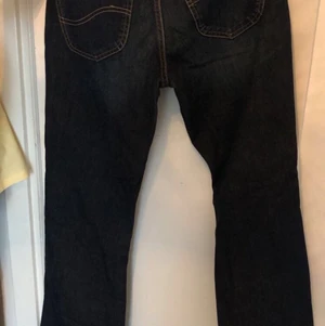 Low waisted jeans - Ett par low waisted jeans ifrån Lee, säljer pågrund av att dom tyvärr har blivit för små. Passar perfekt i längden för någon som är runt 168cm.