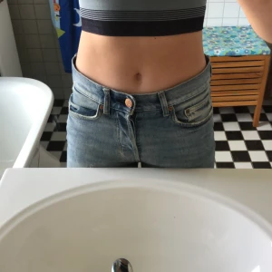 Jeans  - Märket är Slim & Denim, lågmidjade och använda cirka 2 gånger men är i helt nytt skick🤍 köparen står för frakten 