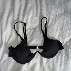 Bikini överdel Shein - Säljer min fina svarta bikiniöverdel från Shein i storlek M då den inte passade mig, endast provad men även tvättad då jag alltid tvättar plagg från shein, zaful, osv (de har luktar lite starkt och känns lite sträva annars!) Men den är i nyskick, superfin modell men kommer tyvärr inte komma till användning då de andra jag beställde sitter bättre på mig!Kom privat vid frågor och funderingar! Spårbar frakt såklart, kan även samfrakta vid önskemål, true to size, passar även mindre (justerbara band)
