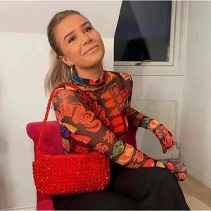 pärlväska - En röd pärlväska från Nelly köpt här på plick!! Har några små fläcker på fodret inne i väskan men annars är den superfin! Frakten på 66kr är inräknad i priset🥰