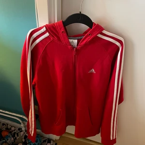 Adidas hoodie - Adidas hoodie köpt på Plick men knappt använd så i bra skick 