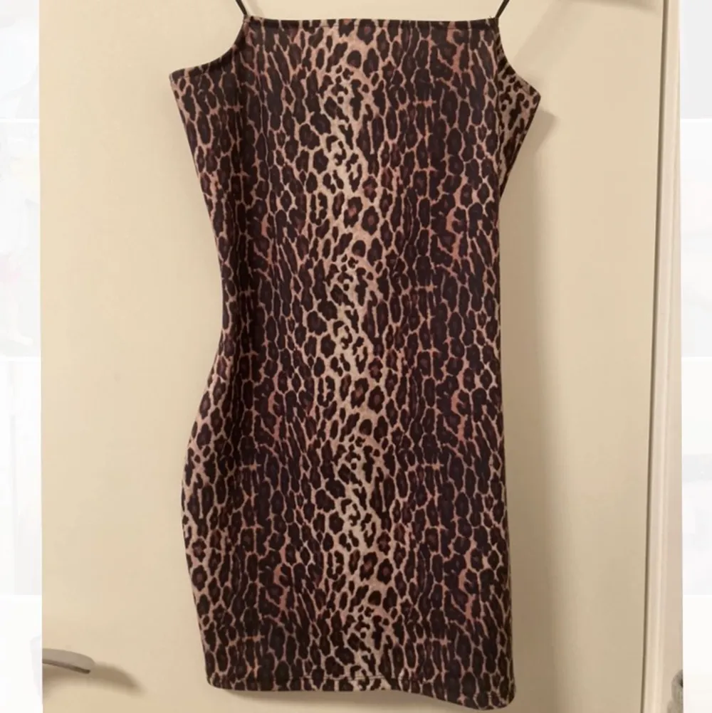 Jätte najs ganska kort klänning med leopardmönster, från NA-KD. Köpare står för frakt❤️. Klänningar.