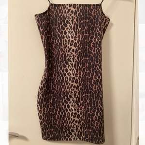 Jätte najs ganska kort klänning med leopardmönster, från NA-KD. Köpare står för frakt❤️