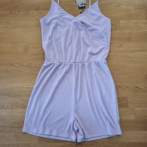 Lavendel playsuit  - Lavendel playsuit. Ny med lapp kvar. Storlek L men liten så passar M 💜