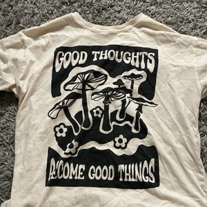 t-shirt med tryck - beige t-shirt från pull & bear med tryck på framsidan. 