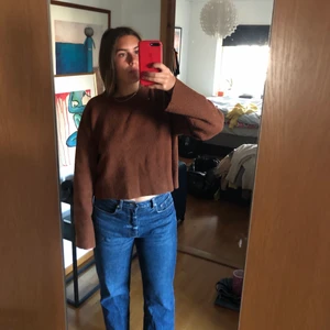 Stickad tröja - Mörkbrun stickad tröja från & other stories, nästan aldrig använd och är i fint skick