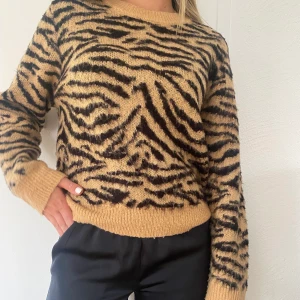 H&M tröja, S, Zebra mönster - Fin och go H&M tröja med zebra mönster, svart och brun! storlek S🖤🧡 
