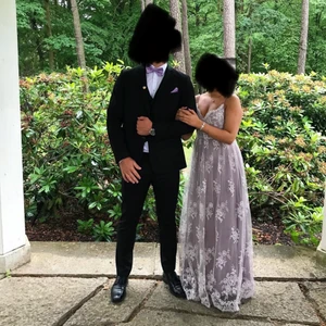 Balklänning - Balklänning från ”Ivory Field”, skulle säga att det är storlek 36. Jag är 160 med 12 cm klackar på bilden för att få en bättre uppfattning om längden på klänningen. Färgen går mot lavendel och är superfin och även väldigt bekväm. 