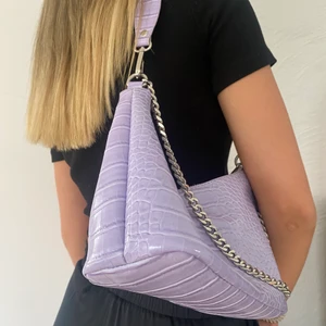 Beshka väska, silver kedja, lila - Jätte fin lila väska från Bershka! Silverkedja, knappt använt💜🤍