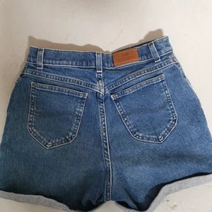 Lee shorts strl M - Fina shorts i bra skick, tyvärr blivit för stora så kan inte ha dom. Hoppas någon annan får bättre användning för dom:) 