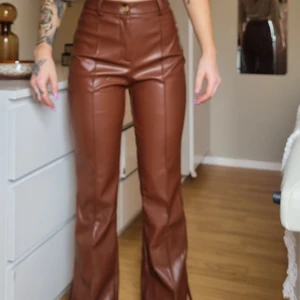 Brun skinnbyxa - Aldrig använt! Endast provade ifrån Shein jätte fin brun skinnbyxa men passformen va inget för mig tyvärr. Är små slits längst ner på byxan på sidorna.