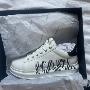 Karl Lagerfeld  - Lägger upp detta igen då förra backa ut, så säljer dessa Karl Lagerfeld som knappt är använda alls. Pris kan diskuteras vid snabbt köp