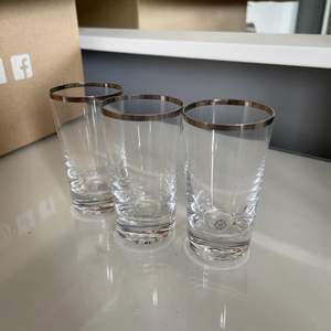 3 helt oanvända shot glas från cervera i roseguld (inte samma som på cetveras bild) säljs nu när det ej kommit till användning. 20 kr st och 60 kr för alla 3 +frakt