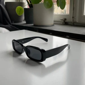 Solglasögon svarta - Svarta solglasögon från okänt märke i använt, men fint skick.