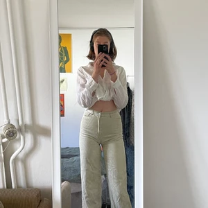 Manchester byxor  - Supersnygga ljusgröna Manchesterbyxor från monki!💚 säljer dom för att dom tyvärr har blivit lite för små:( 