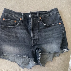 Levis jeans shorts - Säljer jättegamla levis jeans shorts , helt oanvända. köpta för 700 säljer för 200. Passar 34 o 36