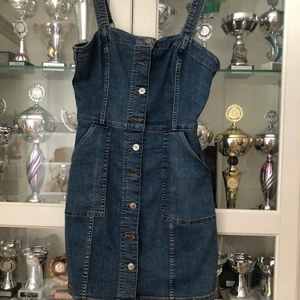 Jeansklänning - En jeansklänning från hm, formar figuren jättefint, perfekt till sommaren 💙 aldrig använd 