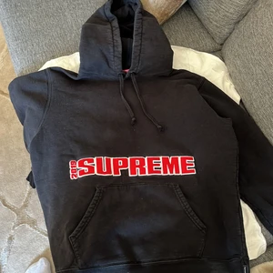 Supreme Hoodie - Bra i storlek, prutmån finns till viss del