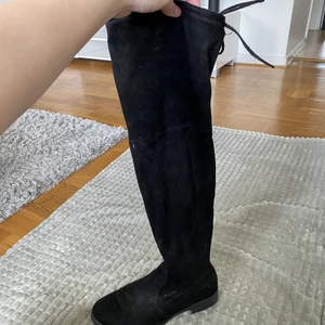 Svarta overkneeskor - Lite dammiga men kan rengöras om så önskas! Storlek 40