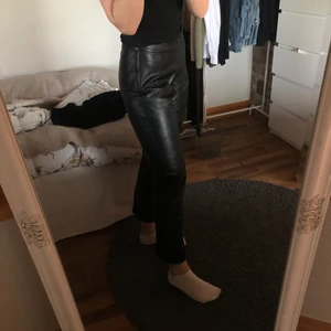 Skinnbyxor - Säljer dessa skinnbyxor då jag tyvärr inte får användning för dem. Ankellånga med dragkedja på sidan av midjan och söm på framsidan 