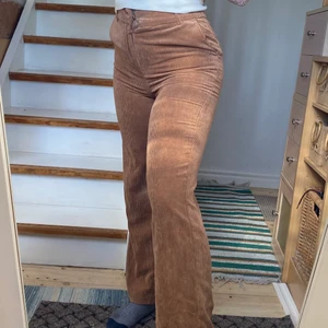 Manchester byxor - Jättesnygga bruna Manchester byxor från ginatricot i stl 38. Säljes pga av att de inte kommer till användning. Nypris 499 men de säljs inte i butik längre. Så lite limited edition ✨