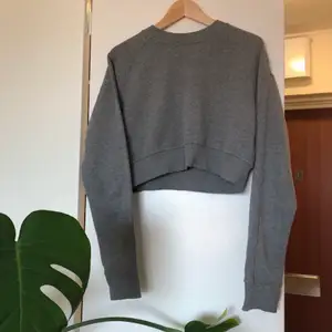 En grå croppad sweater från Weekday, i hoodiematerial. Superfin kvalité, mjuk och SNIGG !!