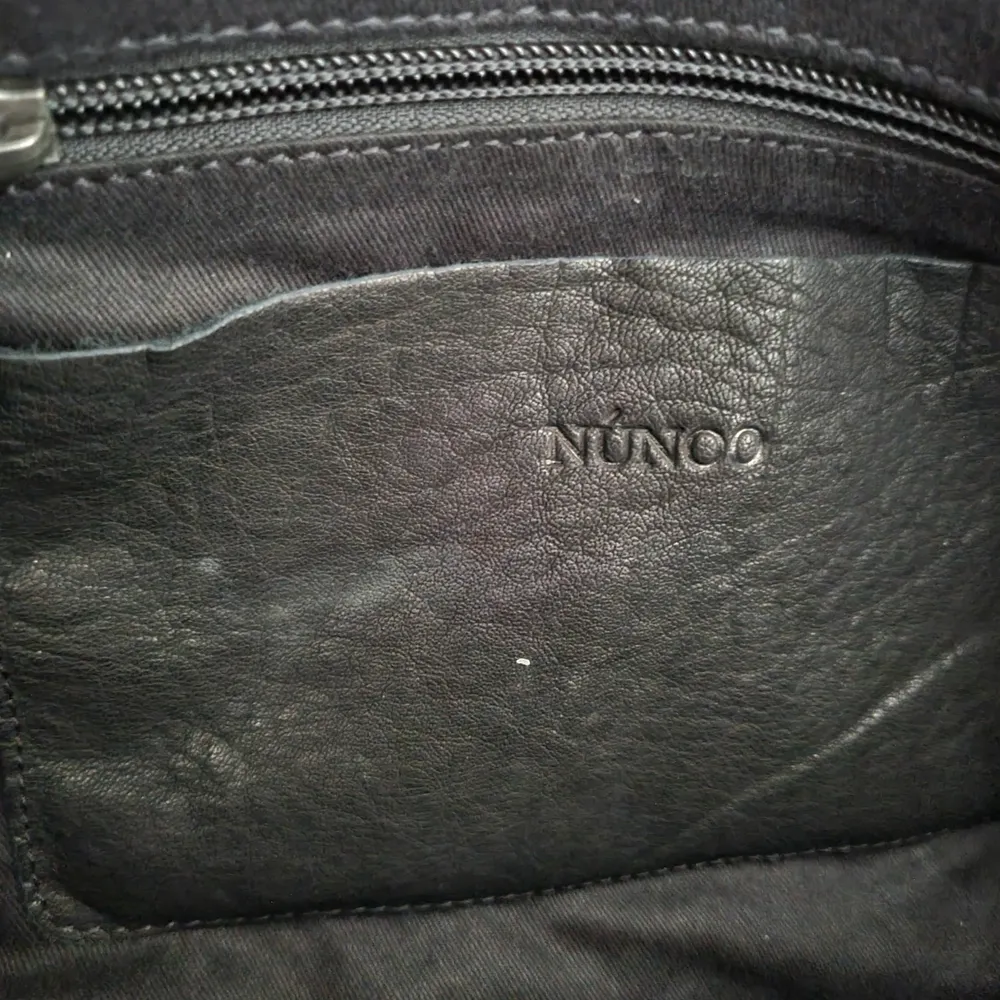 Jag säljer nu min axelväska i svart läder ifrån märker Nunoo i modellen 