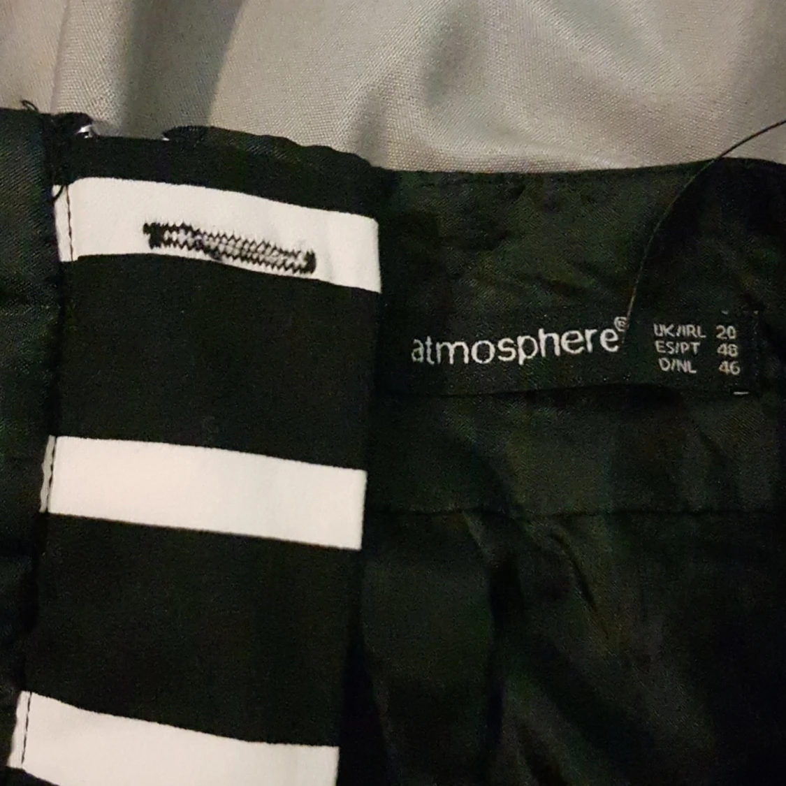 Svartvit kjol i taft  - 91