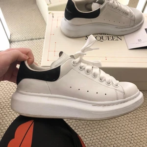Alexander mcqueen - Säljer nu mina Alexander mcqueen skor! Köpta för 4762:- på my theresa och inte mycket använda! Kan skicka bild på kontoutdrag som bevis på att dom är äkta! Skickar med box såklart. Skorna är i fint skick och använda sporadiskt under ca 1 år. storlek 38,5! Kan mötas upp i Kungsbacka eller frakta