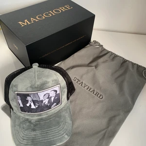 Maggiore keps - Tja! Säljer min helt nya maggiore keps. Detta är den mest sällsynta maggiore kepsen, slutsåld på 30 sekunder!!! Kepsen är från senaste kollektionen maggiore x stayhard. Aldrig använd, box, dustbag och såklart kepsen medföljer. Hör av er vid frågor eller funderingar! Köp nu 1500kr annars kom med bud. (OBS många som budar oseriöst så skriv privat så löser vi en deal🤝)
