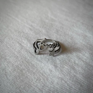 Ring - ”Free” ring. Size: 17mm. Rostfritt material. Fri frakt. Följ gärna vår instagram: ring.butiken