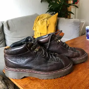 Låga bruna Dr Martens i äldre modell. Väldigt bra skick! 