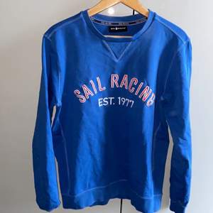 Blå sweatshirt från sail racing. Fint skick