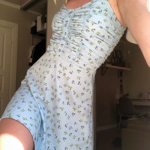 Sommarklänning - Suuupersöt babyblå sommarklänning från asos! Använd ca 3 gånger. Jättefin och perfekt till t.ex. midsommar. Har en dragkedja på sidan så den är enkel att dra på sig. Frakt tillkommer