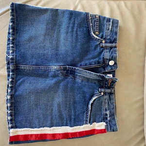Zara jeans kjol - Säljer denna snygga jeans kjol med röda detaljer från Zara, fint skick!