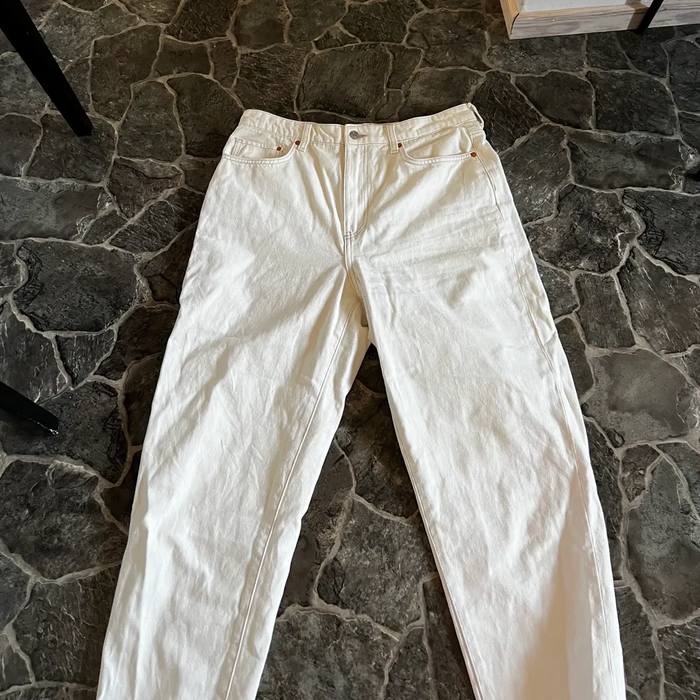 Säljer ett par vita mom jeans från hm i strl 44(L) använt typ 6 gånger så den är hel och fin och i bra skick, kommer från ett rökfritt och djurfritt hem och köparen står för frakten . Jeans & Byxor.