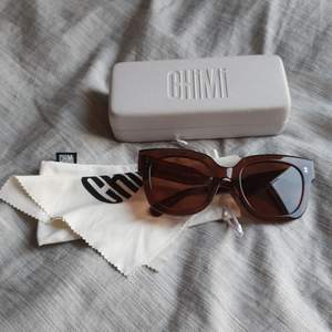 Intressekoll på mina Chimi solglasögon i modellen 008, färgen Coco. Sparsamt använda, gångjärnen känns som nya. Vid många intressenter säljer jag till högstbjudande! 