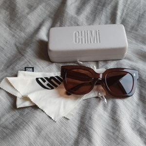 Chimi #008 Coco - Intressekoll på mina Chimi solglasögon i modellen 008, färgen Coco. Sparsamt använda, gångjärnen känns som nya. Vid många intressenter säljer jag till högstbjudande! 