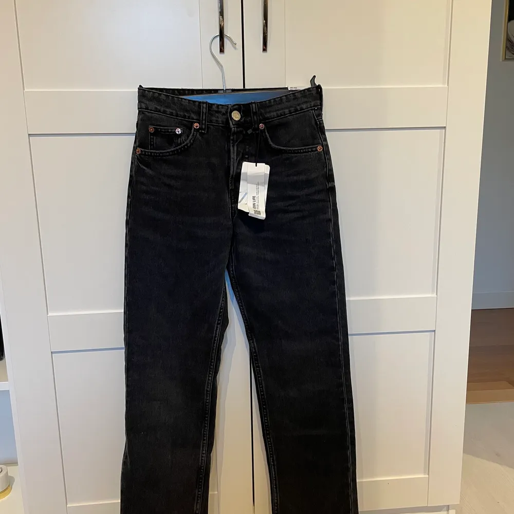 Säljer dessa jeans från zara, helt oanvända med lappen kvar, storlek 34 och de passar bra på mig som är 158. Köparen står för frakten. 300kr + frakt . Jeans & Byxor.