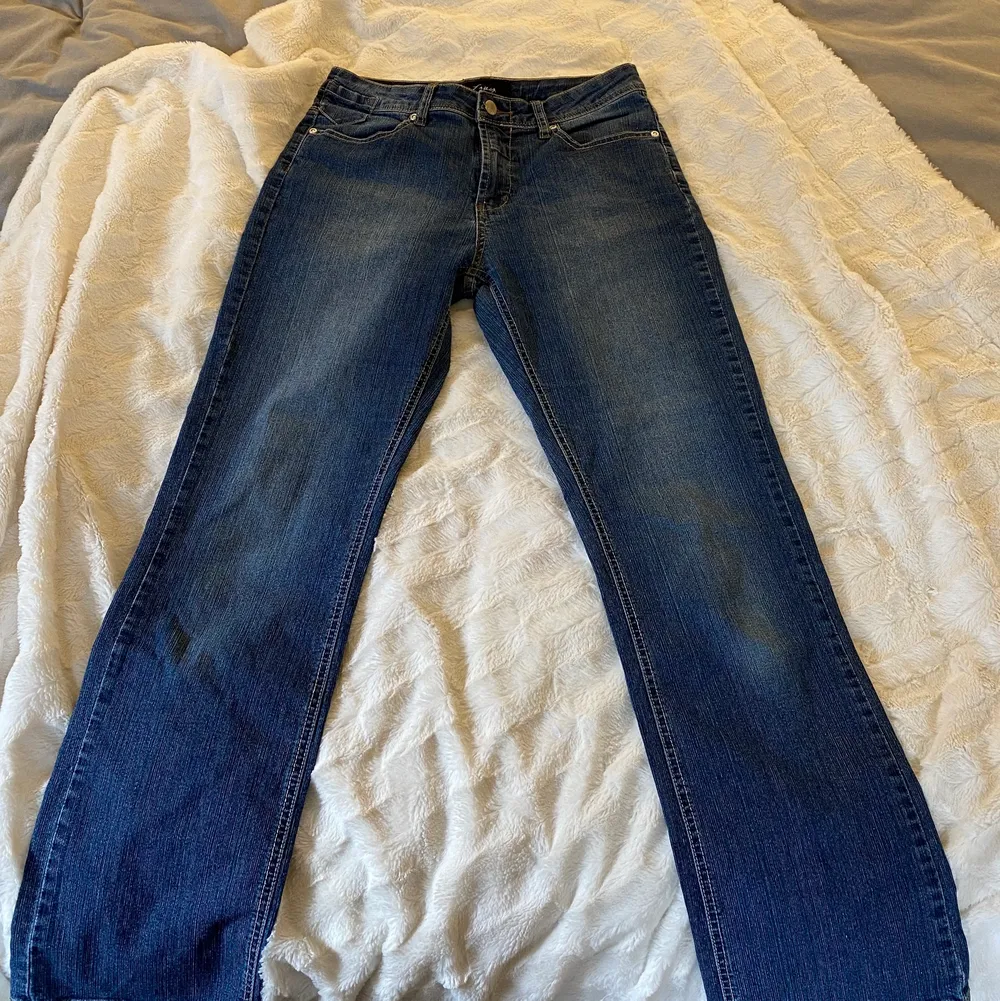 Säljer dessa skitsnygga Low/Midrise jeans i jättefint skick! Köpta på second hand med från märket Tracy. Midjemått rakt över: 36cm, innebenslängd: 80cm. Passar storlek Xs/S. Först till kvarn som gäller. Skriv privat vid intresse💗 Frakt tillkommer på 57kr (spårbar)📦. Jeans & Byxor.