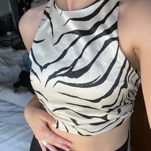 Topp från Zara - Jättesnygg topp i satin med zebramönster från Zara, köpt förra året! Endast använd en gång, så i mycket bra skick! 100kr + frakt ❤️🚗