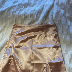 Satin kjol - Helt oanvänd satinkjol med liten slits, 50 kr eller bud