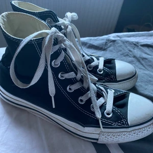Svarta converse  - Svarta converse i storleken 37,5, skulle säga att man kan ha den även om man har 36-38 i storlek❤️bra skickt 
