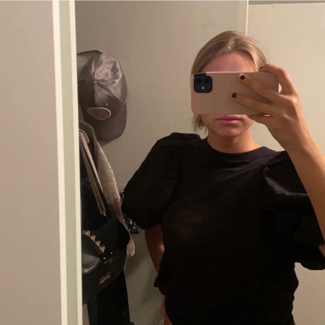 Svart t-shirt med puffärmar  - 90